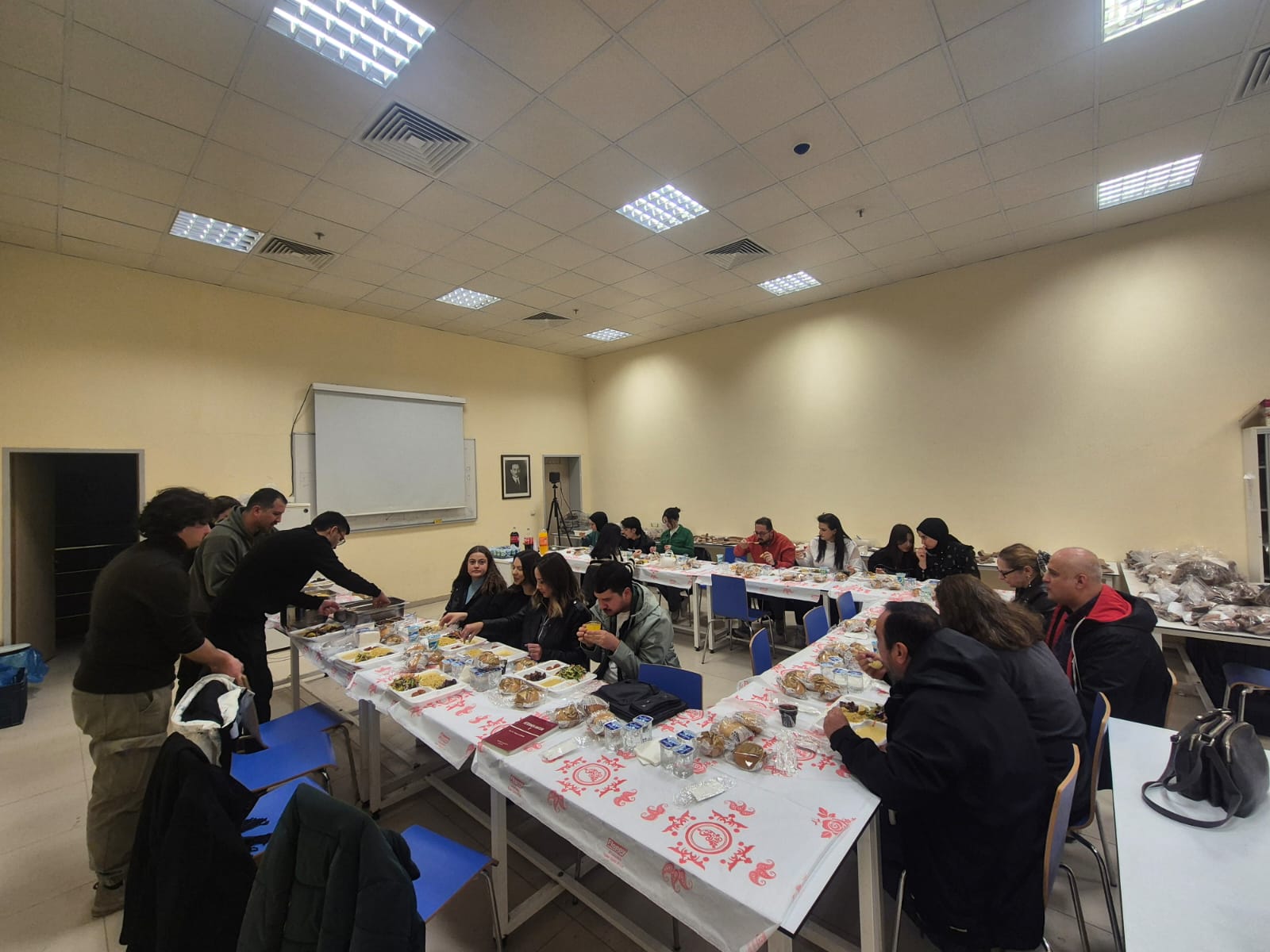 Arkeoloji Bölümü Öğretim Üyeleri ve Öğrencileri İftar Sofrasında Bir Araya Geldi